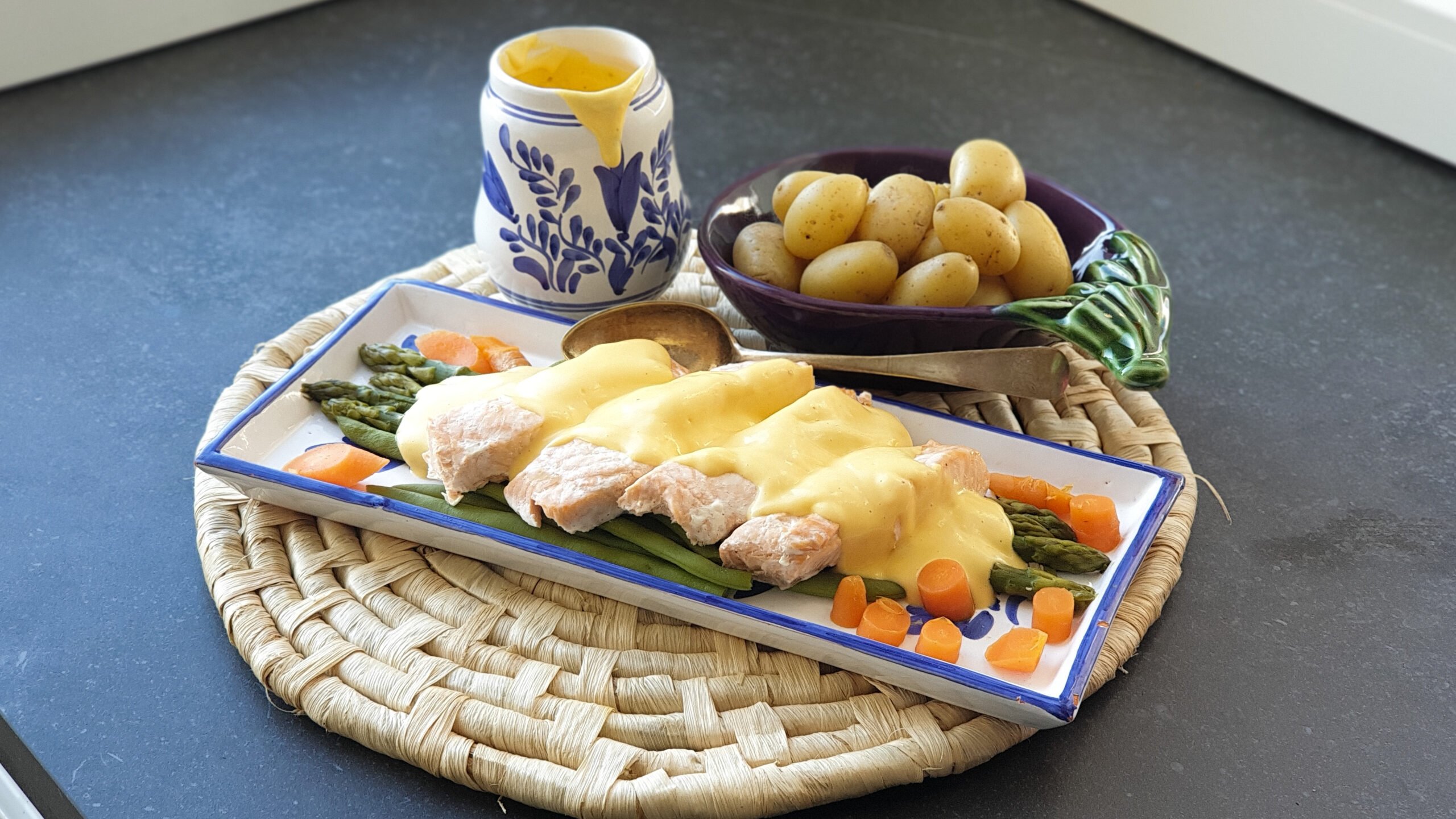 Cozinhar a vapor Companion salmão com espargos